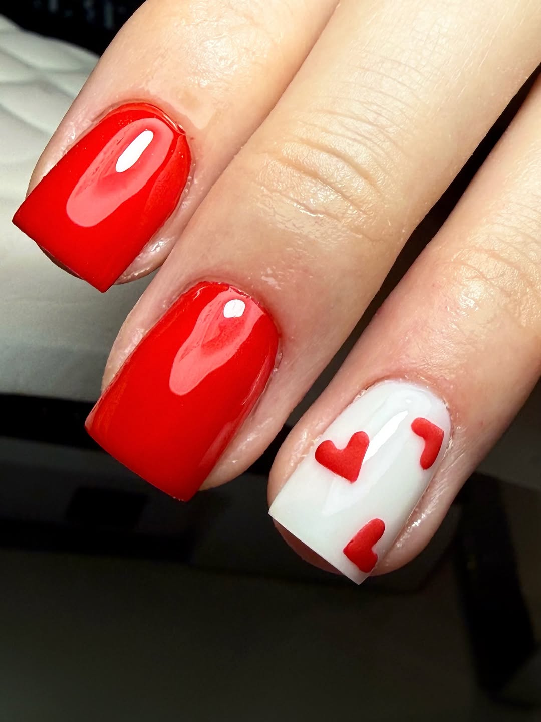 Nail art rouge & cœurs
