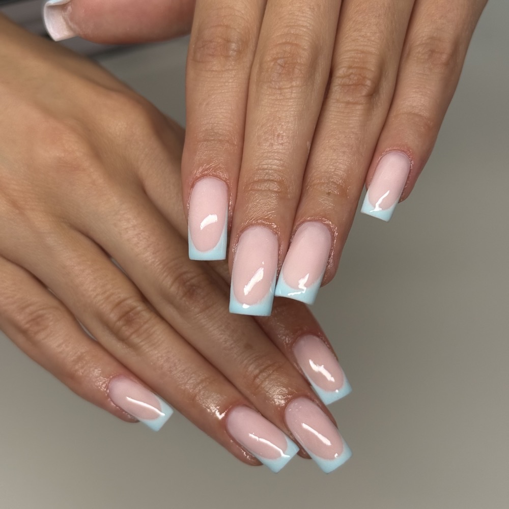 French manucure bleu pastel sur ongles longs